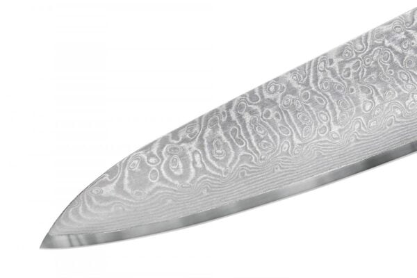 Samura Damascus 67 nóż szefa kuchni mikarta 21 cm rdzeń AUS-10 61HRC Poznaj nóż Samura SD67-0085M – prawdziwe arcydzieło sztuki rzemieślniczej, które łączy w sobie tradycyjne japońskie techniki z nowoczesnymi rozwiązaniami. To narzędzie jest nie tylko funkcjonalne, ale także niezwykle estetyczne, co czyni go doskonałym wyborem dla każdego miłośnika gotowania. Dane techniczne: Długość całkowita: 325mm Długość ostrza: 210mm Długość rękojeści: 115mm Stal: wielowarstwowa stal damasceńska z rdzeniem z AUS10 Hartowanie: 61 HRC Rękojeść: Mikarta Waga: 180g Cechy produktu Wyjątkowa Ostrość Klinga noża Samura SD67-0085M wykonana jest z najwyższej jakości stali damasceńskiej, składającej się z 67 warstw. Zapewnia to niesamowitą ostrość i wytrzymałość, dzięki czemu krojenie staje się prawdziwą przyjemnością. Ergonomiczny Uchwyt Uchwyt noża został zaprojektowany z myślą o maksymalnym komforcie użytkowania. Wykonany z wysokiej jakości materiałów, zapewnia pewny chwyt nawet w trudnych warunkach kuchennych. Ergonomiczny kształt pozwala na długotrwałe użytkowanie bez zmęczenia ręki. Perfekcyjna Równowaga Doskonałe wyważenie noża Samura SD67-0085M sprawia, że krojenie jest precyzyjne i płynne. Każdy ruch jest kontrolowany i pewny, co jest szczególnie ważne podczas przygotowywania skomplikowanych potraw. Zastosowanie Nóż Samura SD67-0085M to uniwersalne narzędzie, które sprawdzi się w każdej kuchni. Idealny do krojenia, siekania, i filetowania, pozwala na przygotowanie potraw z najwyższą precyzją. Doskonały zarówno dla profesjonalnych kucharzy, jak i amatorów, którzy cenią sobie jakość i elegancję. Dlaczego warto wybrać nóż Samura SD67-0085M? Najwyższa jakość materiałów: 67-warstwowa stal damasceńska gwarantuje trwałość i wyjątkową ostrość. Komfort użytkowania: Ergonomiczny uchwyt zapewnia pewny chwyt i minimalizuje zmęczenie ręki. Elegancki design: Klasyczny wygląd z nowoczesnymi akcentami, który doskonale prezentuje się w każdej kuchni. Wszechstronność: Idealny do różnorodnych zastosowań kulinarnych. Podsumowanie Nóż Samura SD67-0085M to synonim precyzji, trwałości i elegancji. To narzędzie, które zaspokoi potrzeby nawet najbardziej wymagających użytkowników, stając się nieodłącznym elementem każdej kuchni. Wybierz Samura SD67-0085M i przekonaj się, jak wiele może zmienić odpowiednio dobrane narzędzie kuchenne.