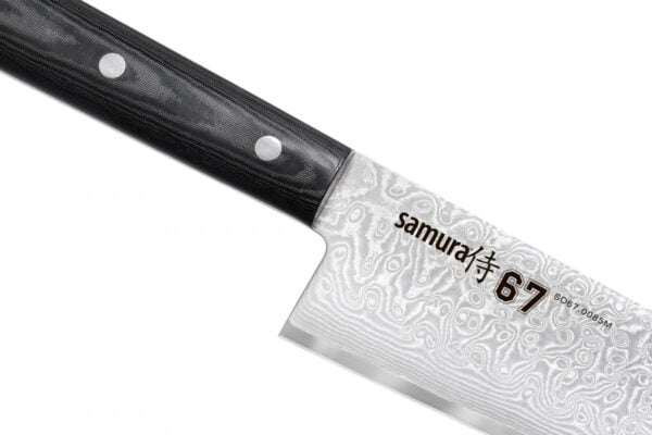 Samura Damascus 67 nóż szefa kuchni mikarta 21 cm rdzeń AUS-10 61HRC Poznaj nóż Samura SD67-0085M – prawdziwe arcydzieło sztuki rzemieślniczej, które łączy w sobie tradycyjne japońskie techniki z nowoczesnymi rozwiązaniami. To narzędzie jest nie tylko funkcjonalne, ale także niezwykle estetyczne, co czyni go doskonałym wyborem dla każdego miłośnika gotowania. Dane techniczne: Długość całkowita: 325mm Długość ostrza: 210mm Długość rękojeści: 115mm Stal: wielowarstwowa stal damasceńska z rdzeniem z AUS10 Hartowanie: 61 HRC Rękojeść: Mikarta Waga: 180g Cechy produktu Wyjątkowa Ostrość Klinga noża Samura SD67-0085M wykonana jest z najwyższej jakości stali damasceńskiej, składającej się z 67 warstw. Zapewnia to niesamowitą ostrość i wytrzymałość, dzięki czemu krojenie staje się prawdziwą przyjemnością. Ergonomiczny Uchwyt Uchwyt noża został zaprojektowany z myślą o maksymalnym komforcie użytkowania. Wykonany z wysokiej jakości materiałów, zapewnia pewny chwyt nawet w trudnych warunkach kuchennych. Ergonomiczny kształt pozwala na długotrwałe użytkowanie bez zmęczenia ręki. Perfekcyjna Równowaga Doskonałe wyważenie noża Samura SD67-0085M sprawia, że krojenie jest precyzyjne i płynne. Każdy ruch jest kontrolowany i pewny, co jest szczególnie ważne podczas przygotowywania skomplikowanych potraw. Zastosowanie Nóż Samura SD67-0085M to uniwersalne narzędzie, które sprawdzi się w każdej kuchni. Idealny do krojenia, siekania, i filetowania, pozwala na przygotowanie potraw z najwyższą precyzją. Doskonały zarówno dla profesjonalnych kucharzy, jak i amatorów, którzy cenią sobie jakość i elegancję. Dlaczego warto wybrać nóż Samura SD67-0085M? Najwyższa jakość materiałów: 67-warstwowa stal damasceńska gwarantuje trwałość i wyjątkową ostrość. Komfort użytkowania: Ergonomiczny uchwyt zapewnia pewny chwyt i minimalizuje zmęczenie ręki. Elegancki design: Klasyczny wygląd z nowoczesnymi akcentami, który doskonale prezentuje się w każdej kuchni. Wszechstronność: Idealny do różnorodnych zastosowań kulinarnych. Podsumowanie Nóż Samura SD67-0085M to synonim precyzji, trwałości i elegancji. To narzędzie, które zaspokoi potrzeby nawet najbardziej wymagających użytkowników, stając się nieodłącznym elementem każdej kuchni. Wybierz Samura SD67-0085M i przekonaj się, jak wiele może zmienić odpowiednio dobrane narzędzie kuchenne.