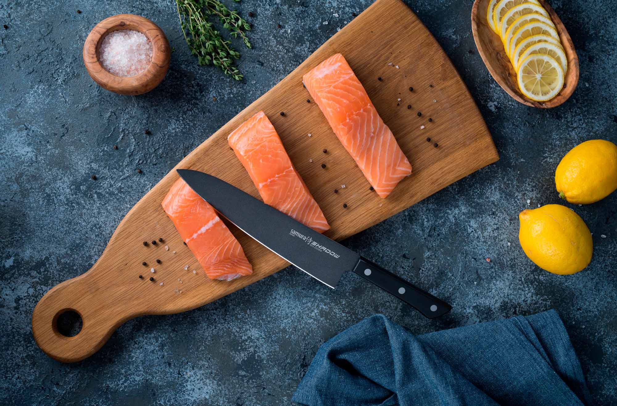 Samura SHADOW Chef's knife with black non-stick coating 8.2 uniwersalny nóż kuchenny zaprojektowany z myślą o wydajnym i precyzyjnym przygotowywaniu potraw.