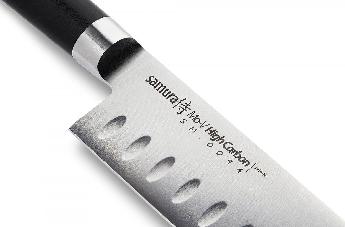 Samura MO-V Santoku knife hollow ground 7.0 siekania i kostkowania szerokiej gamy składników. Szerokie i wytrzymałe ostrze wykonane z jednowarstwowej stali sprawia