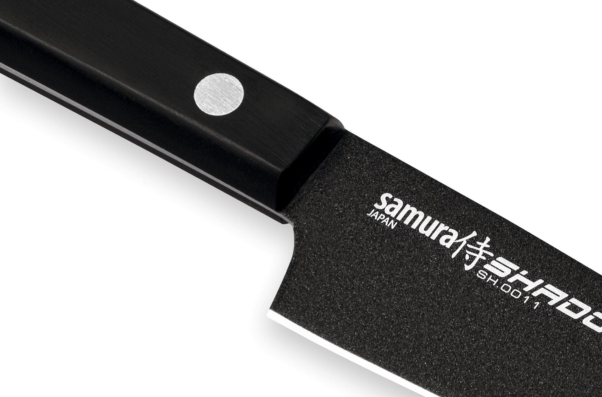 Samura SHADOW Paring knife with black non-stick coating 4.0 warzywami i innymi drobnymi składnikami. Stanowi kluczowy element klasycznego „trio szefa kuchni” i jest niezastąpiony w codziennym gotowaniu.