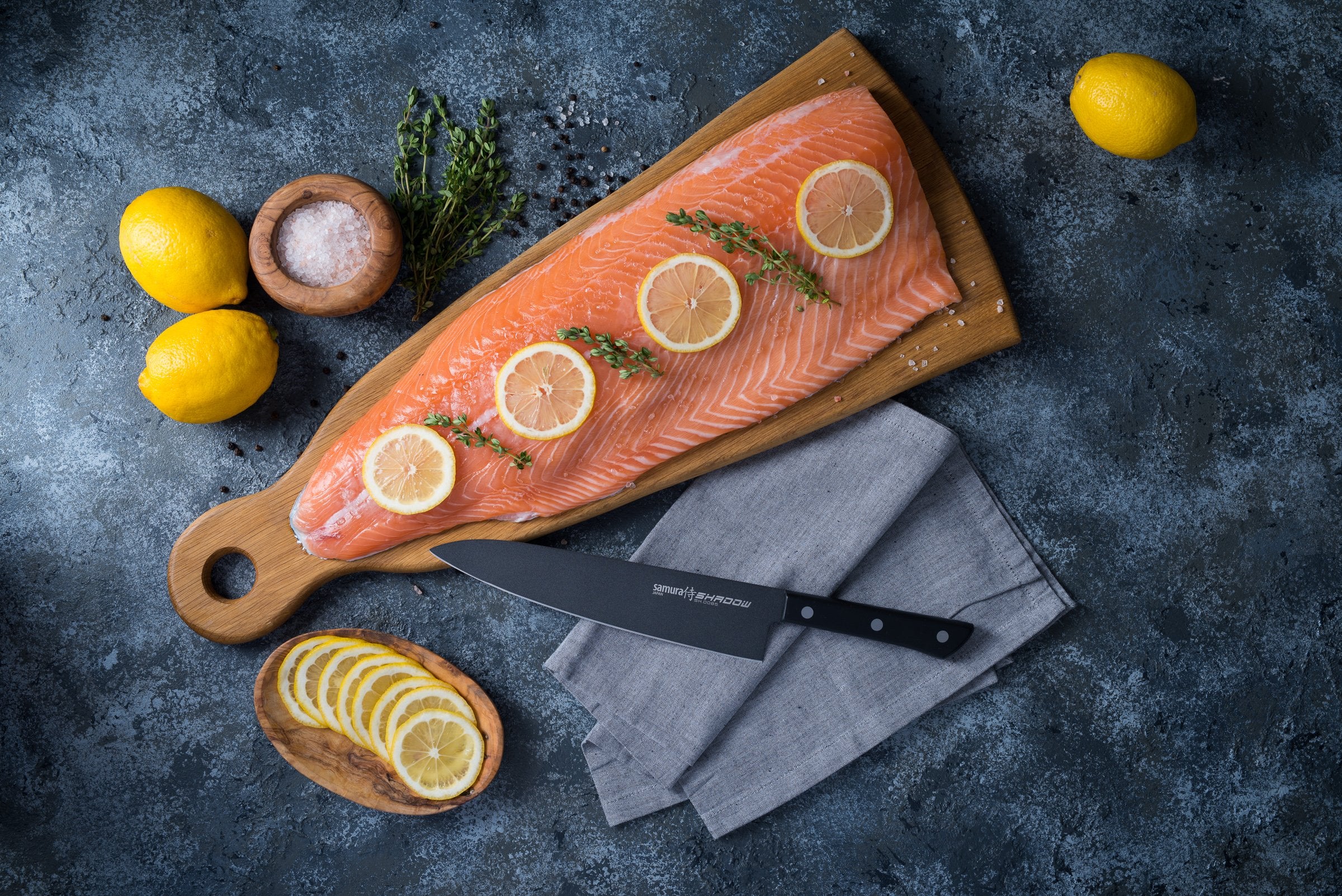 Samura SHADOW Set of 3 kitchen knives: Chef's knife, Utility knife, Paring knife with black non-stick coating 5 co czyni go kompletnym rozwiązaniem do codziennego gotowania.