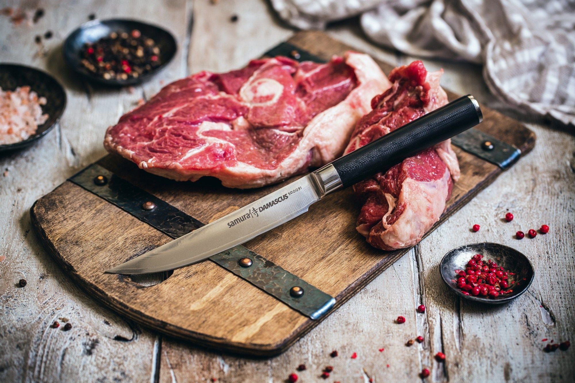 Samura DAMASCUS Steak knife 4.7 zapewniając wygodne i precyzyjne cięcie.