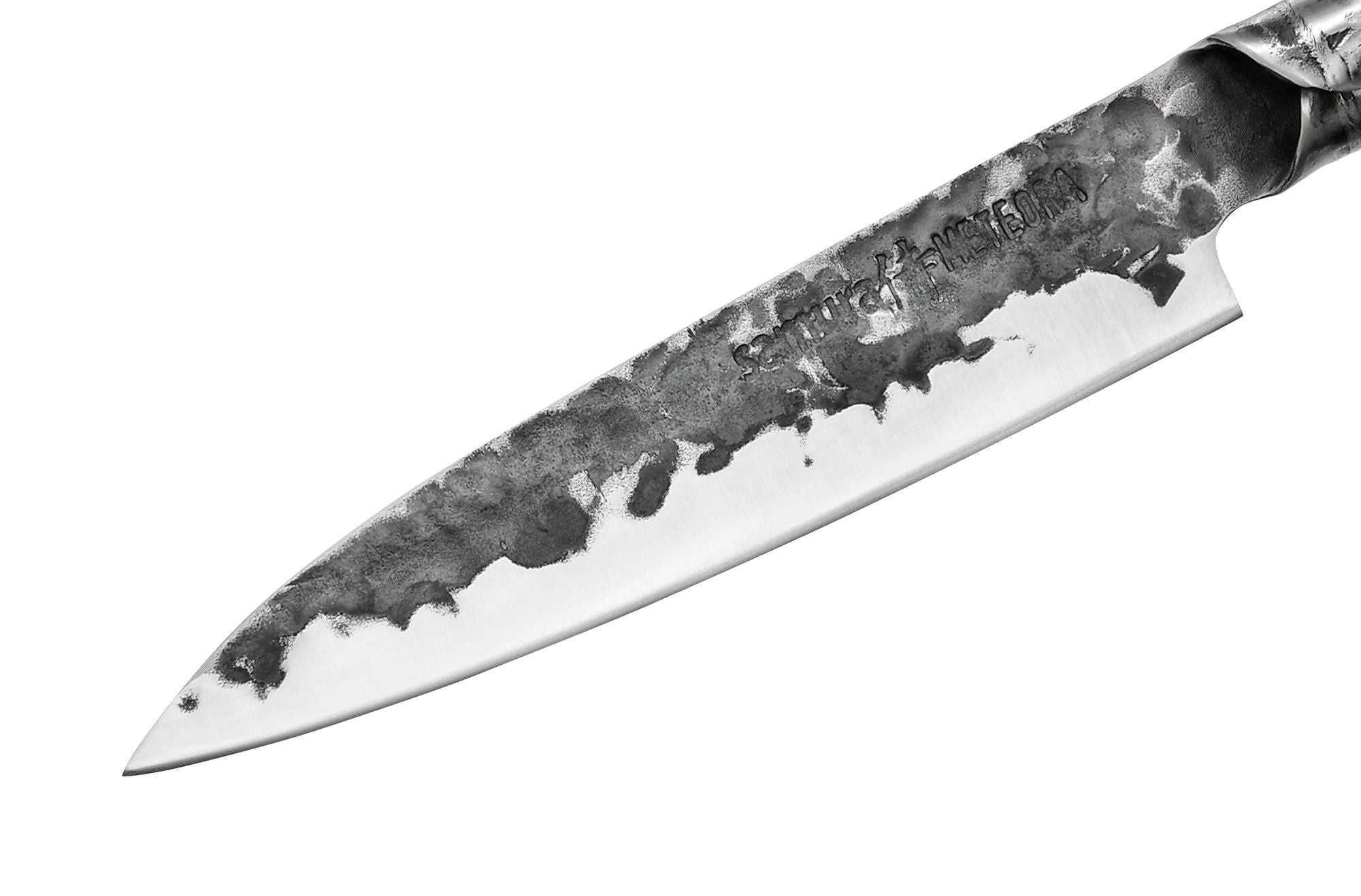 Samura METEORA Small Santoku knife 6.3 zaprojektowane z myślą o precyzji i wydajności. Jego wyważona konstrukcja i charakterystyczna geometria ostrza sprawiają