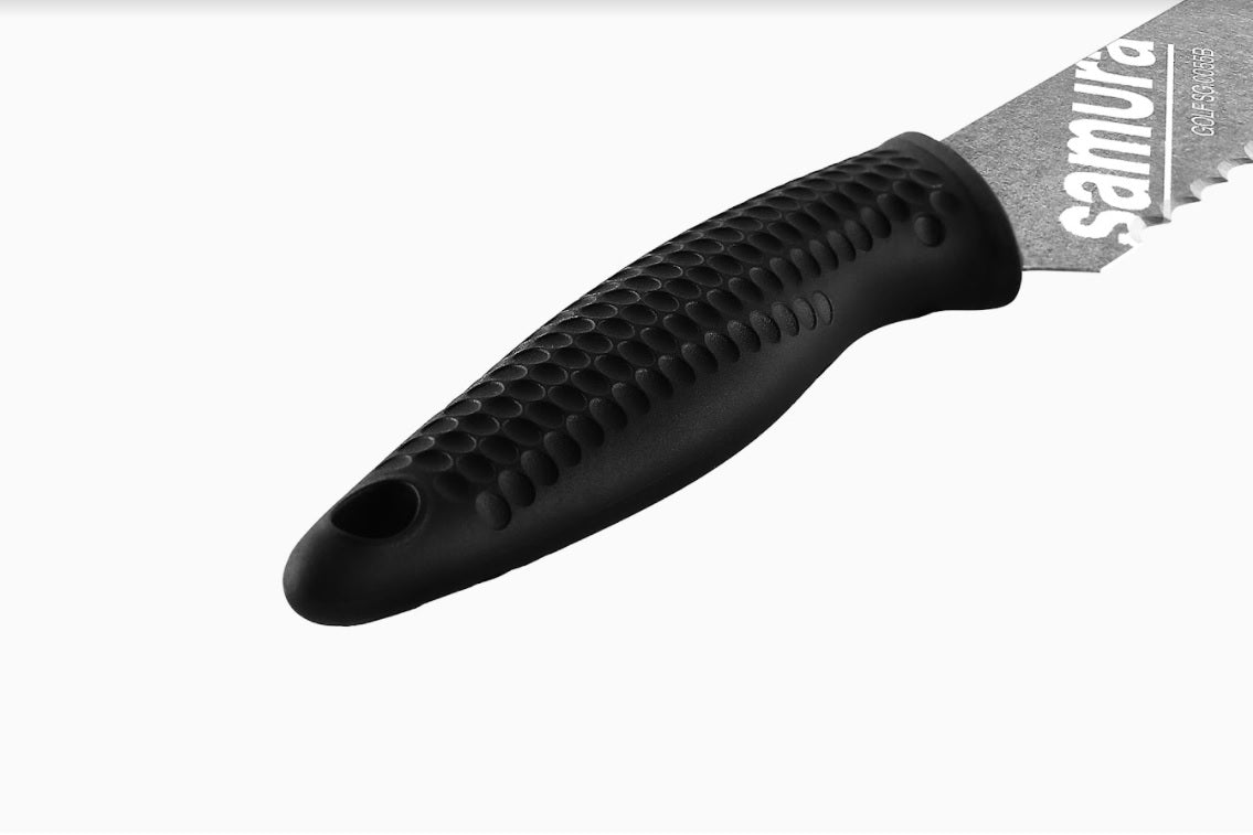 Samura GOLF Stonewash Bread knife 9.0 zachowując jednocześnie miękkie wnętrze bez kruszenia.