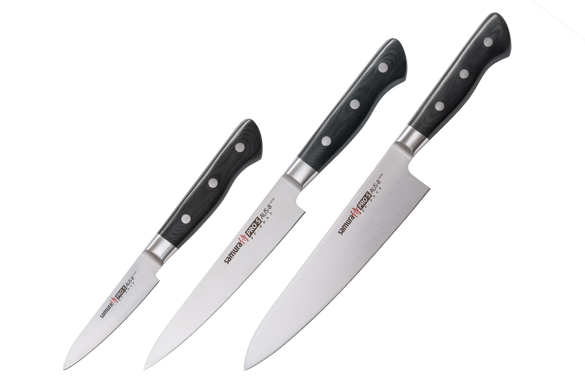 Samura PRO-S Set of 3 kitchen knives in a gift box: Paring knife, Utility knife, Chef's knife 1 Zestaw noży Samura Pro-S zawiera trzy niezbędne noże kuchenne zaprojektowane z myślą o najczęstszych zadaniach związanych z przygotowywaniem żywności. To połączenie stanowi praktyczną podstawę zarówno dla domowych kucharzy