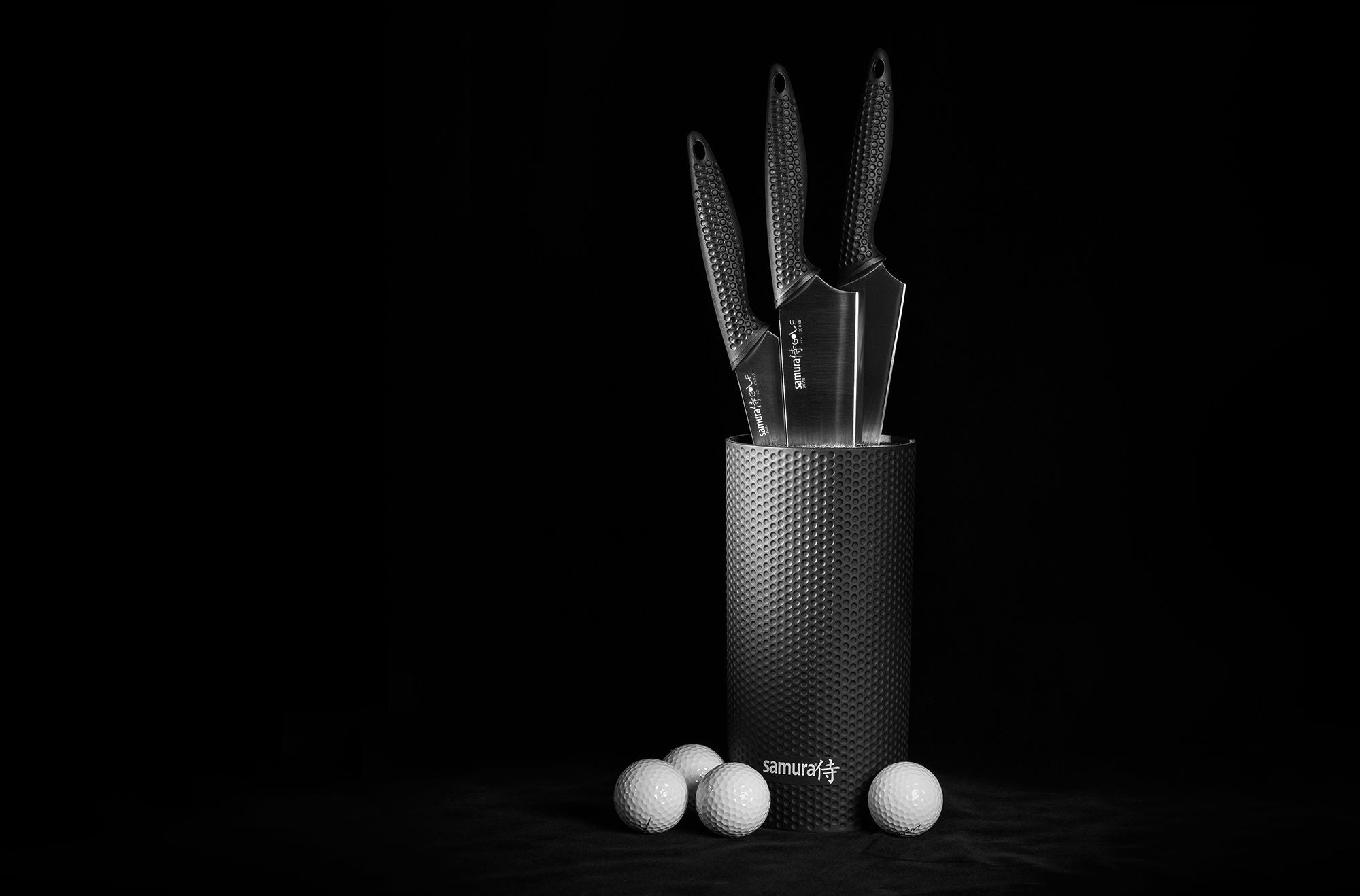 Samura GOLF Knife block set with 3 kitchen knives: Paring knife, Utility knife, Chef's knife and holder 225mm 3 a wszystko to zapakowane w eleganckie pudełko upominkowe. Zaprojektowany do codziennego użytku