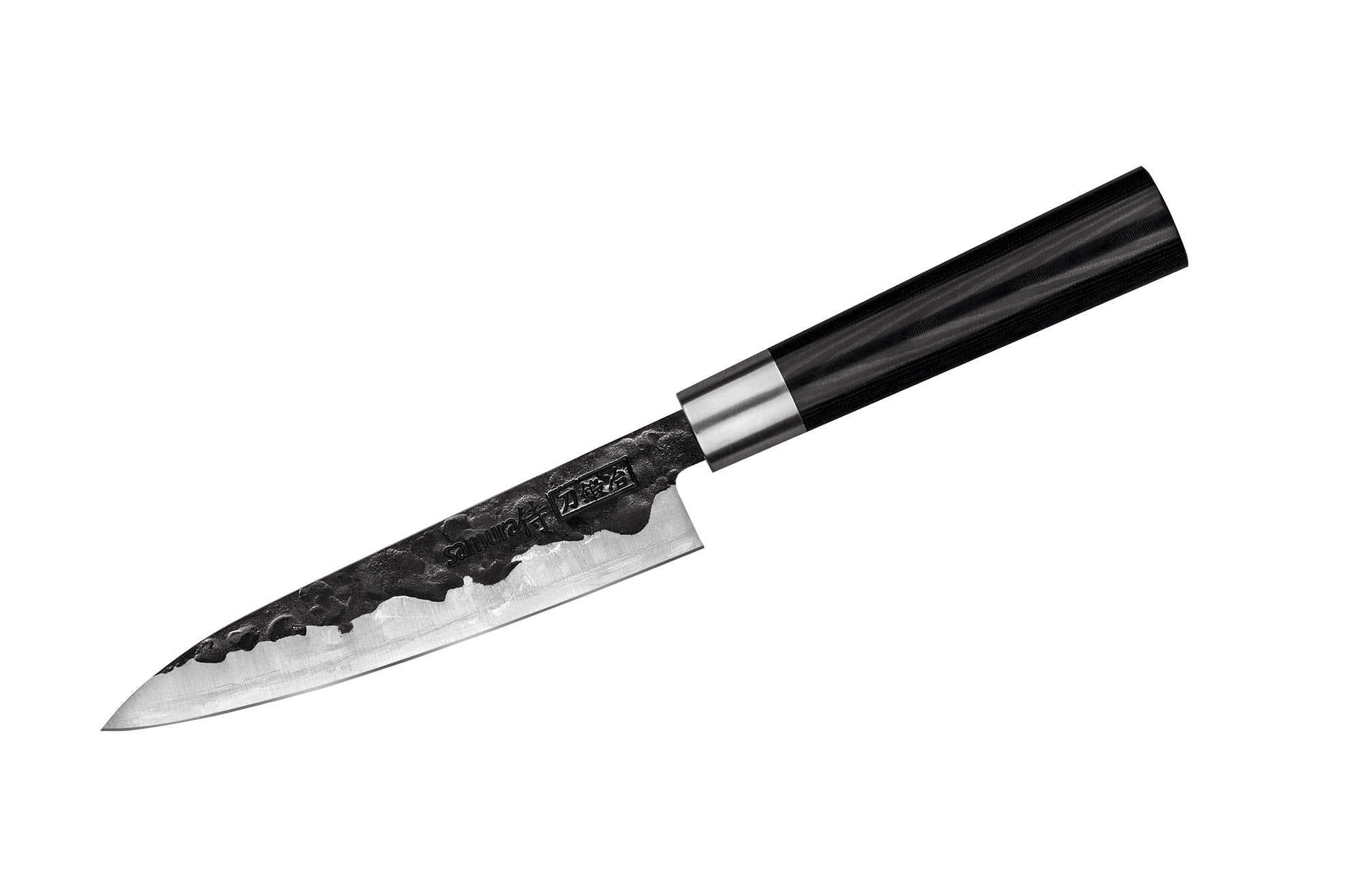 Samura BLACKSMITH Set of 3 kitchen knives: Utility knife, Nakiri knife, Santoku knife 2 prezentowana w stylowym japońskim pudełku upominkowym z tradycyjną rolką z nożami z tkaniny. Zestaw ten stanowi doskonałą odmianę klasycznego „trio szefa kuchni”
