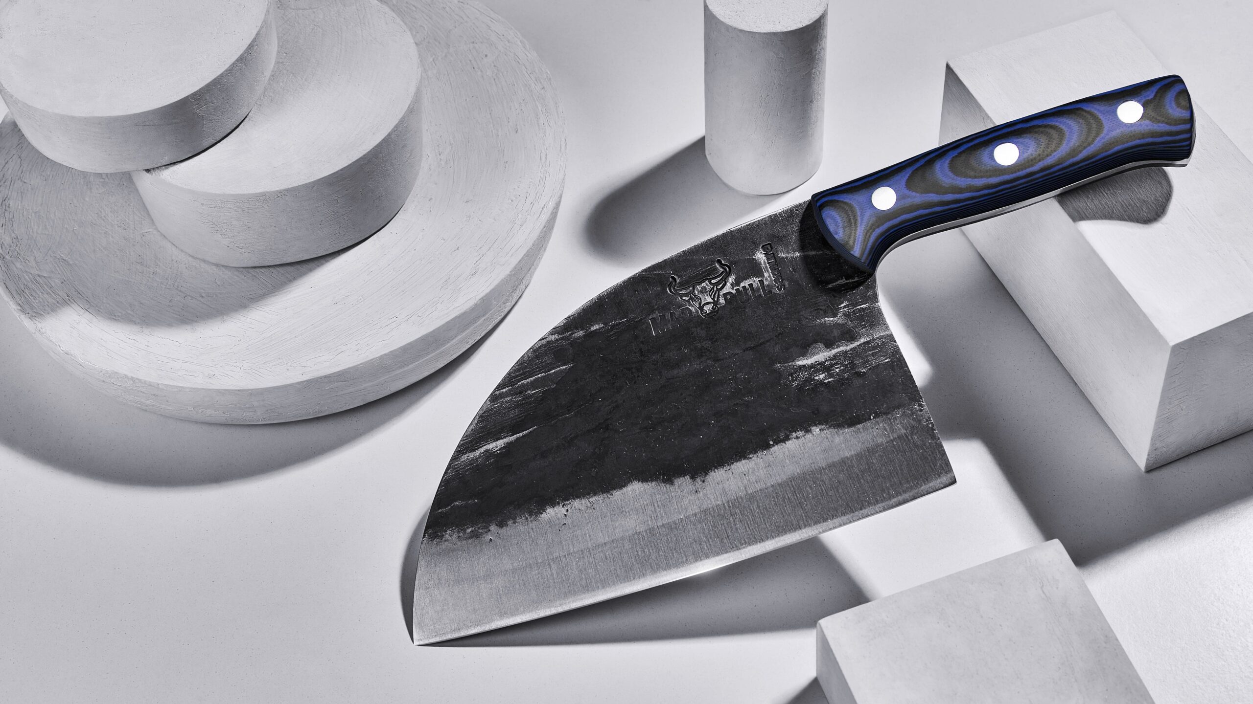 Samura MAD BULL Serbian chef’s knife with black & blue handle, 7.0 jak i profesjonalnej.