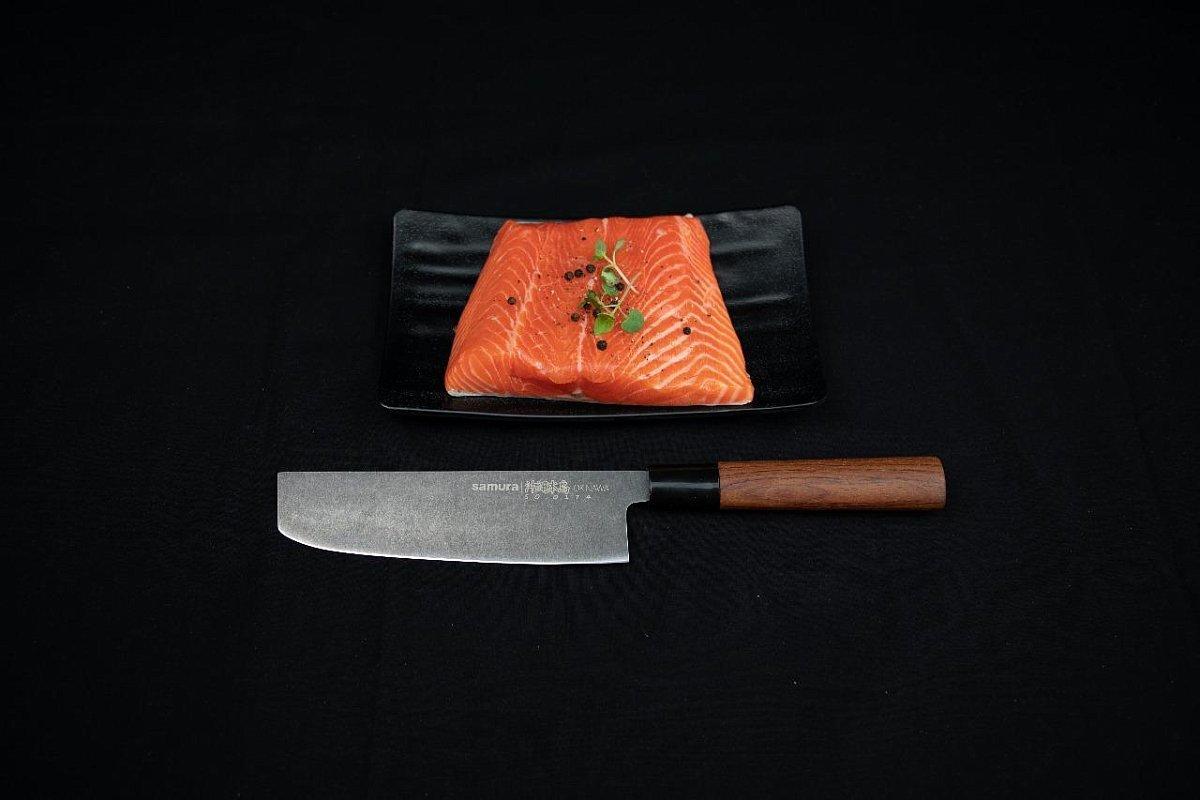 Samura OKINAWA Stonewash Nakiri knife 6.8 przeznaczony do precyzyjnego i wydajnego przygotowywania potraw. Idealnie nadaje się do pracy z warzywami
