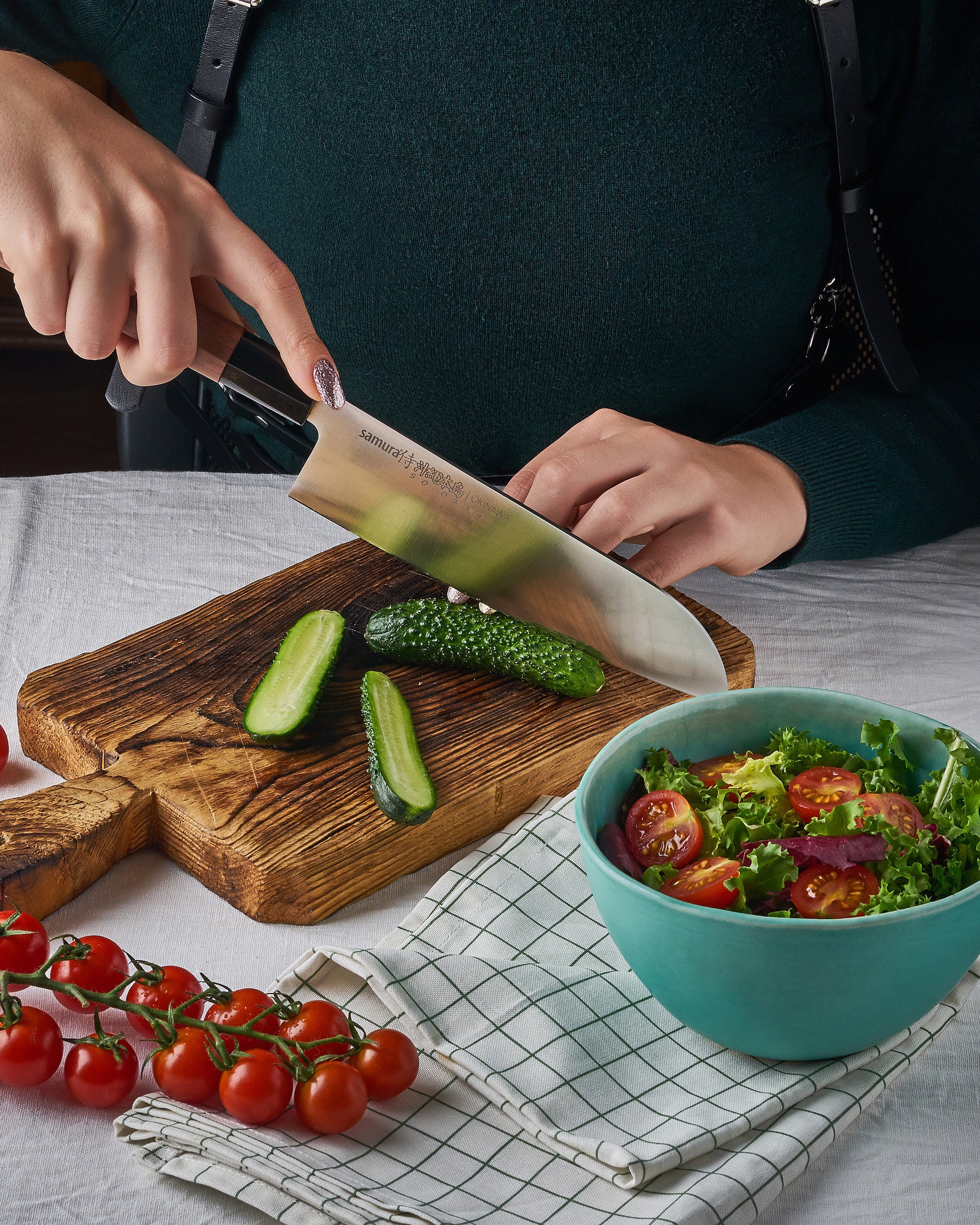 Samura OKINAWA Santoku knife 6.9 mięsem i rybami.