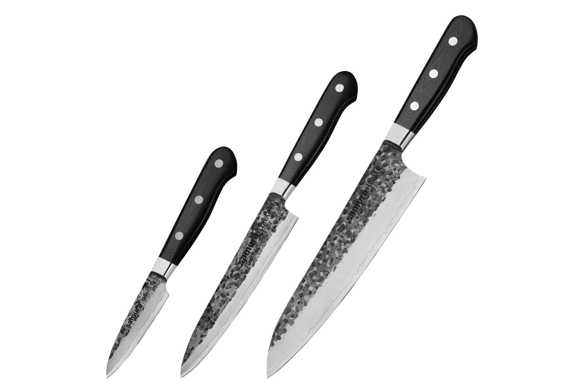 Samura PRO-S LUNAR Set of 3 kitchen knives (Paring knife, Utility knife, Chef's knife) 1 Trzyczęściowy zestaw noży Samura Pro-S Lunar łączy w sobie niezbędne narzędzia kuchenne z najwyższej jakości materiałami i charakterystycznym designem. Zestaw zawiera trzy noże rdzeniowe do codziennego przygotowywania potraw