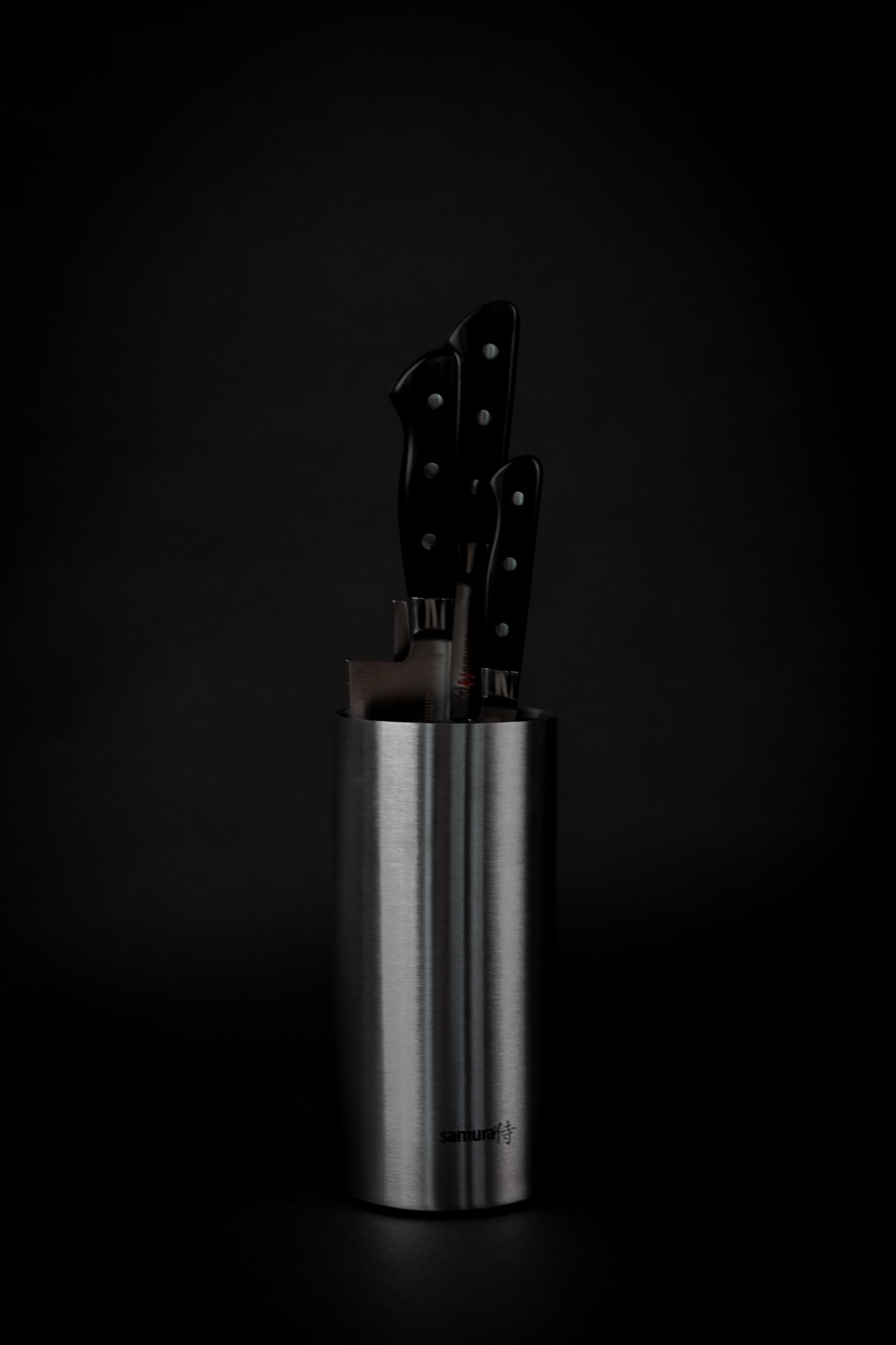 Samura Knife Brush Block Steel 11x11x18 cm 2 co pozwala na elastyczne umieszczanie noży o różnych kształtach i rozmiarach.