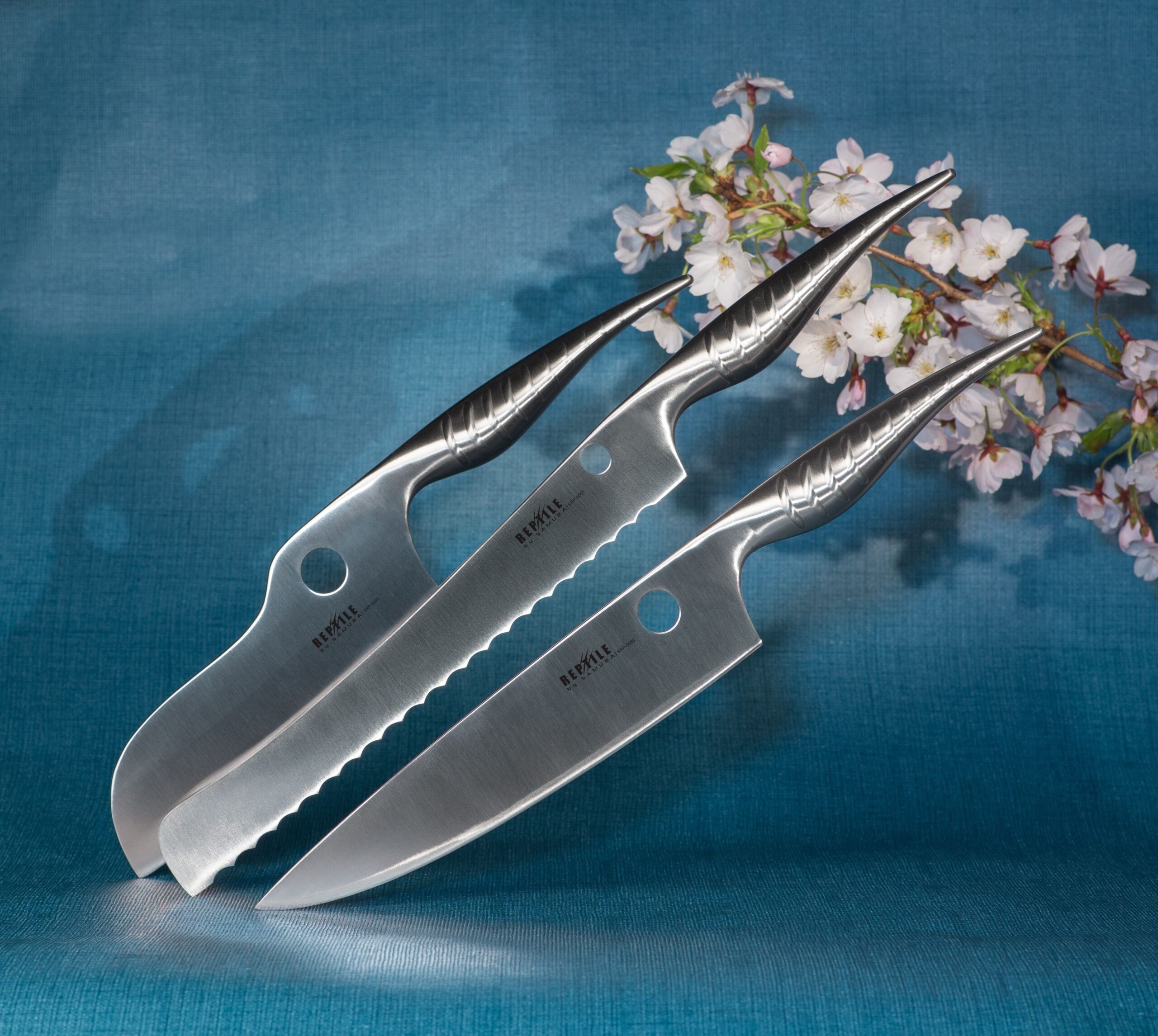 Samura REPTILE Set of 3 kitchen knives: Utility knife, Bread knife, Chef's knife 2 jak i profesjonalnych kuchni. Zestaw ten zawiera trzy niezbędne noże: nóż uniwersalny