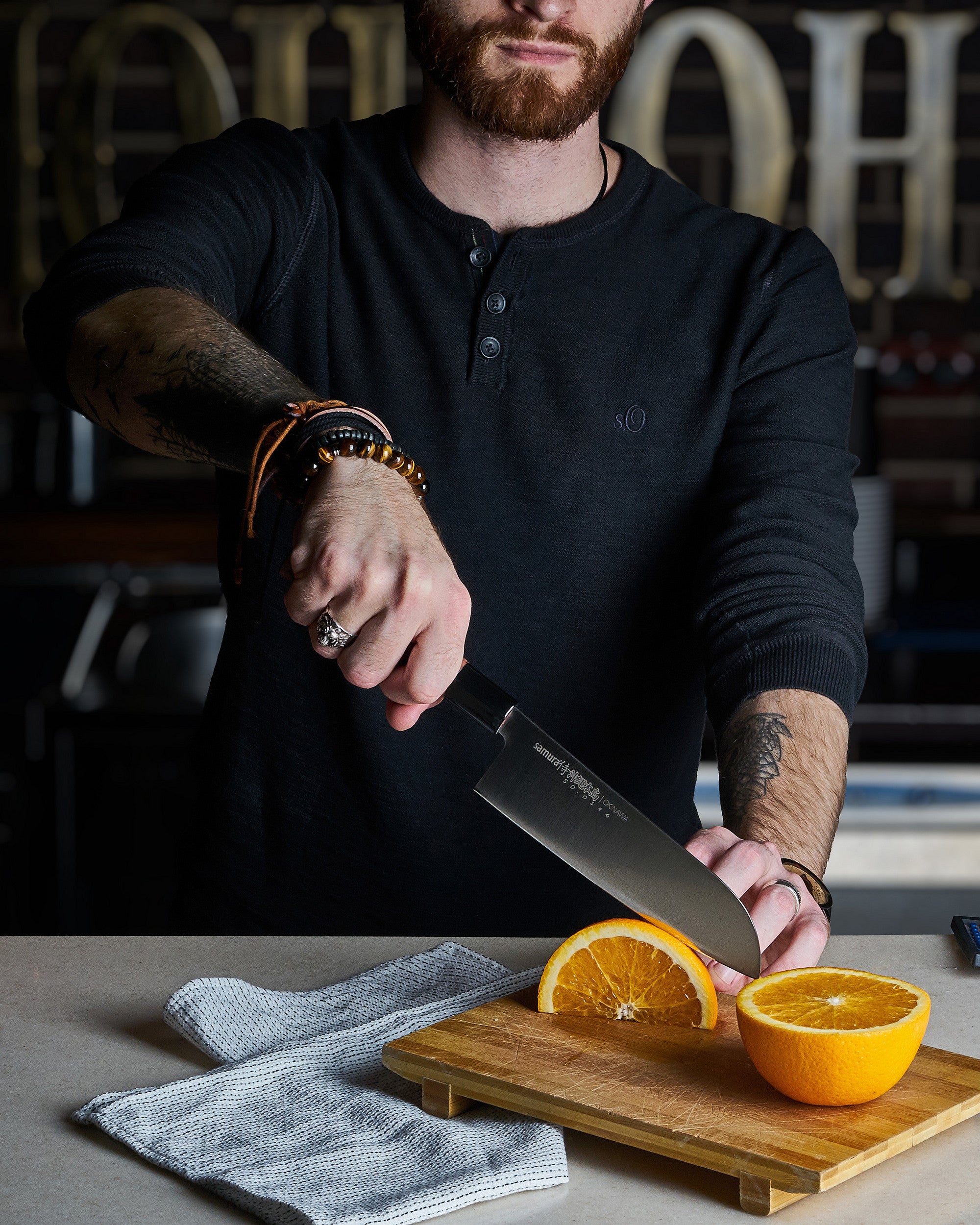 Samura OKINAWA Santoku knife 6.9 siekania i przygotowywania szerokiej gamy składników. Nadaje się do codziennej pracy z warzywami