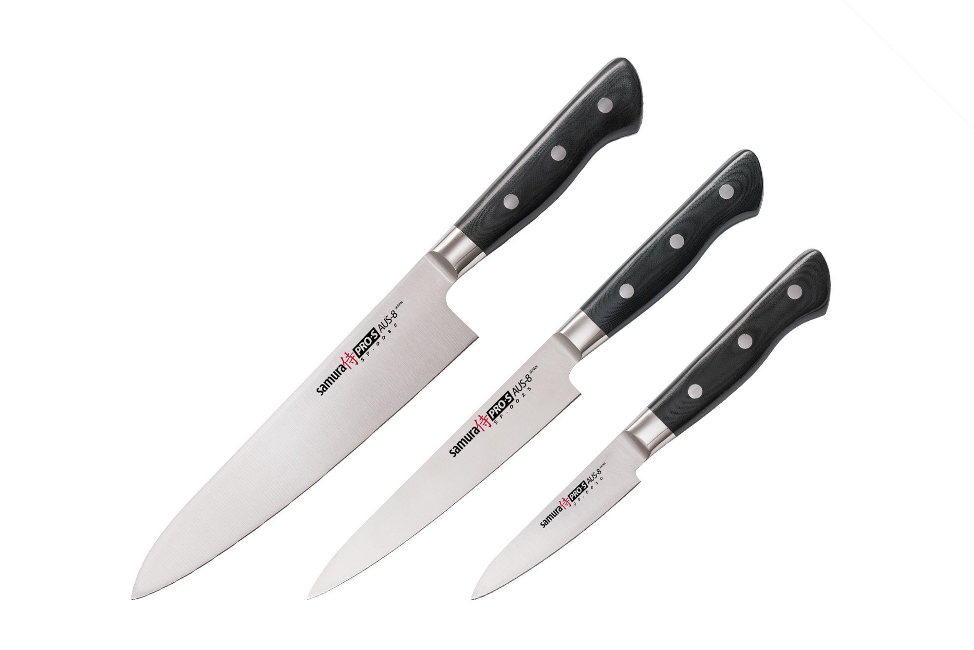 Samura PRO-S Set of 3 kitchen knives: Paring knife, Utility knife, Chef's knife 1 Trzyczęściowy zestaw noży Samura Pro-S zawiera trzy najważniejsze noże do codziennego gotowania. Zestaw ten stanowi praktyczne i wyważone rozwiązanie do wykonywania szerokiego zakresu zadań kuchennych.
